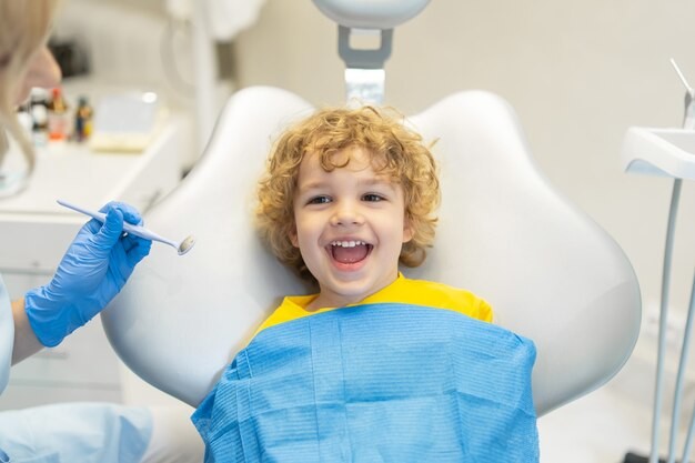 Pristop in postopki zobnega asistenta v otroškem zobozdravstvu