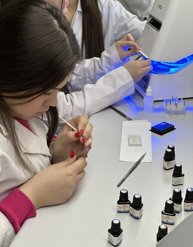 VITA Akzent LC – karakterizacija in individualizacija kompozita 