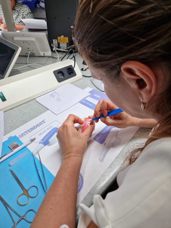 Podaljšanje klinične krone in šivanje v endodontski kirurgiji