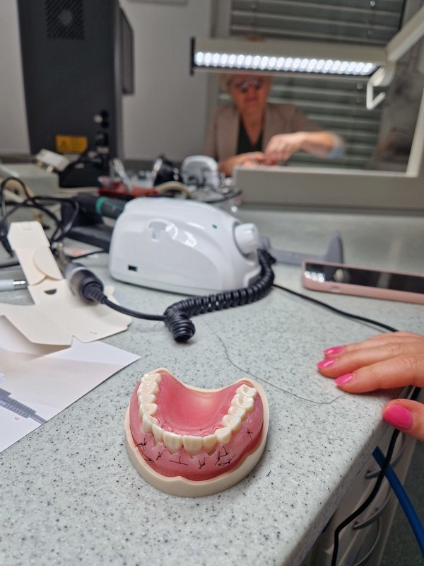 Podaljšanje klinične krone in šivanje v endodontski kirurgiji